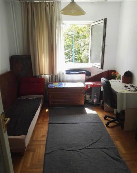 Vanzare apartament 4 camere decomandat etaj intermediar Tractorul, Brasov